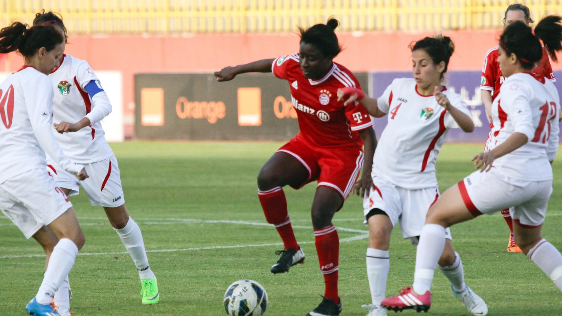 Szene eines Freundschaftsspiels der jordanischen Frauen-Nationalmannschaft gegen FC Bayern München in Amman (aufgenommen 2014) Szene eines Freundschaftsspiels der jordanischen Frauen-Nationalmannschaft gegen FC Bayern München in Amman (aufgenommen 2014)