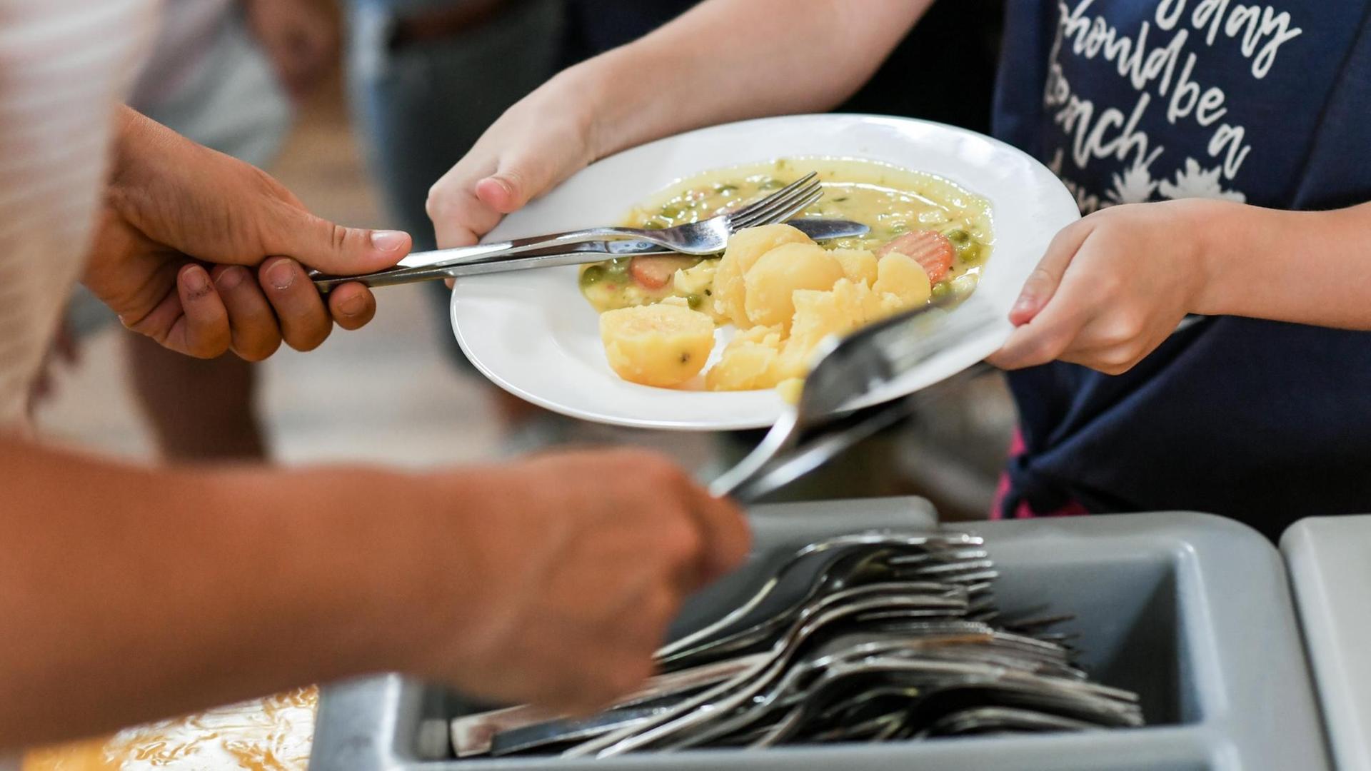 Schüler beim Mittagessen in der Mensa in der Grundschule an der Wuhlheide in Berlin, aufgenommen 2019. Schüler beim Mittagessen in der Mensa in der Grundschule an der Wuhlheide in Berlin, aufgenommen 2019.