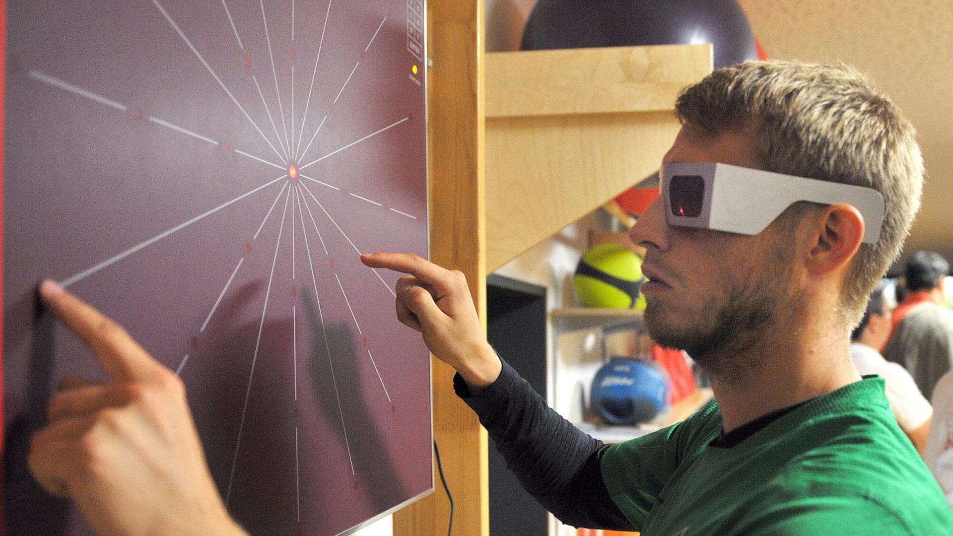 Ein Fußballspieler nimmt an einem neurologischem Training teil. Ein Fußballspieler nimmt an einem neurologischem Training teil.