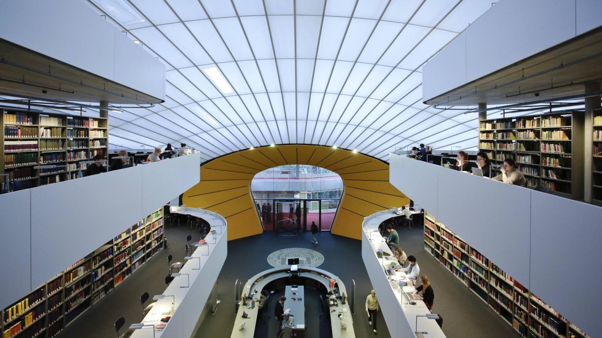 Innenraum der Bibliothek, leicht von oben fotografiert. Innenraum der Bibliothek, leicht von oben fotografiert.