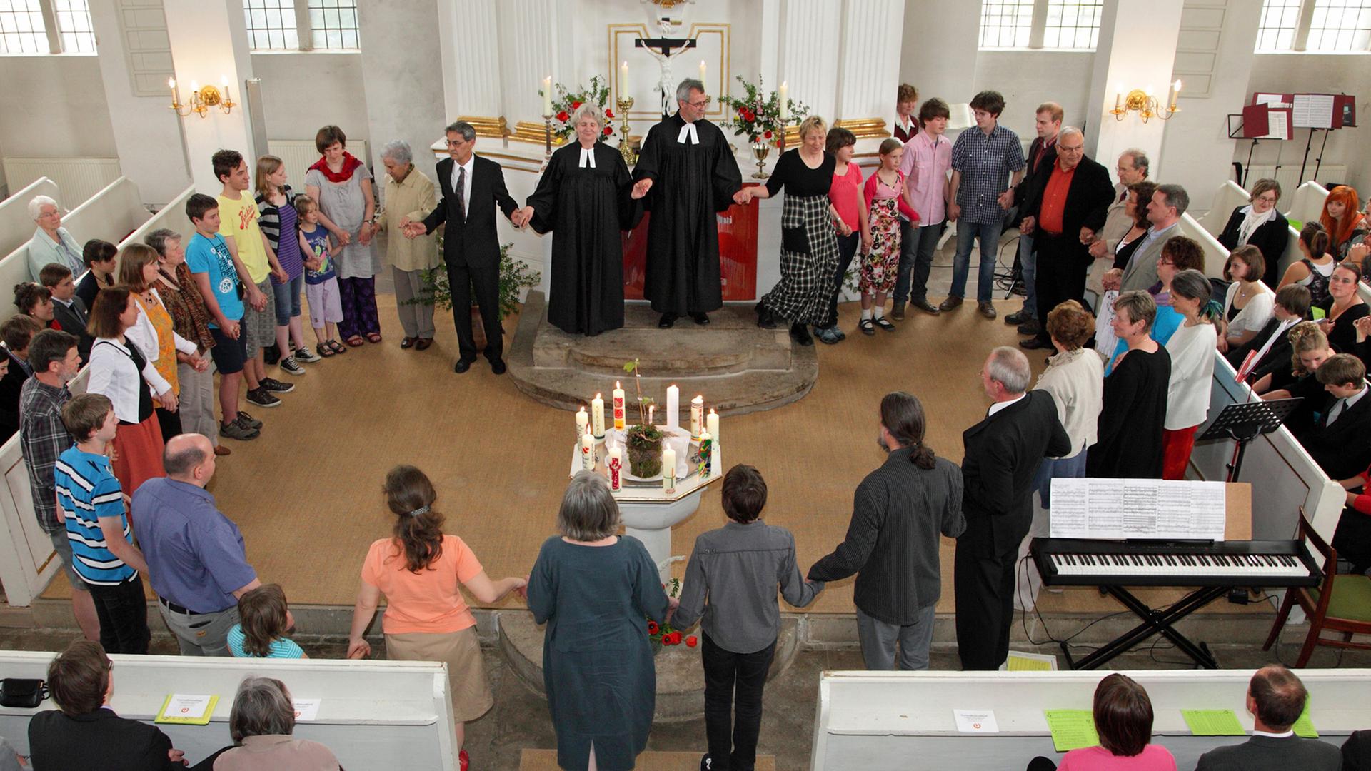 Nach der Ausspendung des Abendmahls in der Philippuskirchgemeinde in Lohmen reichen sich die Teilnehmer des Abendmahls die Hände und sprechen sich gegenseitig einen Segen zu; Aufnahme vom April 2012 Nach der Ausspendung des Abendmahls in der Philippuskirchgemeinde in Lohmen reichen sich die Teilnehmer des Abendmahls die Hände und sprechen sich gegenseitig einen Segen zu; Aufnahme vom April 2012