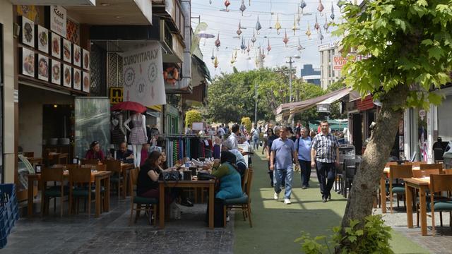 Eine Restaurantstraße in der türkischen Mittelmeer-Küstenstadt Antalya