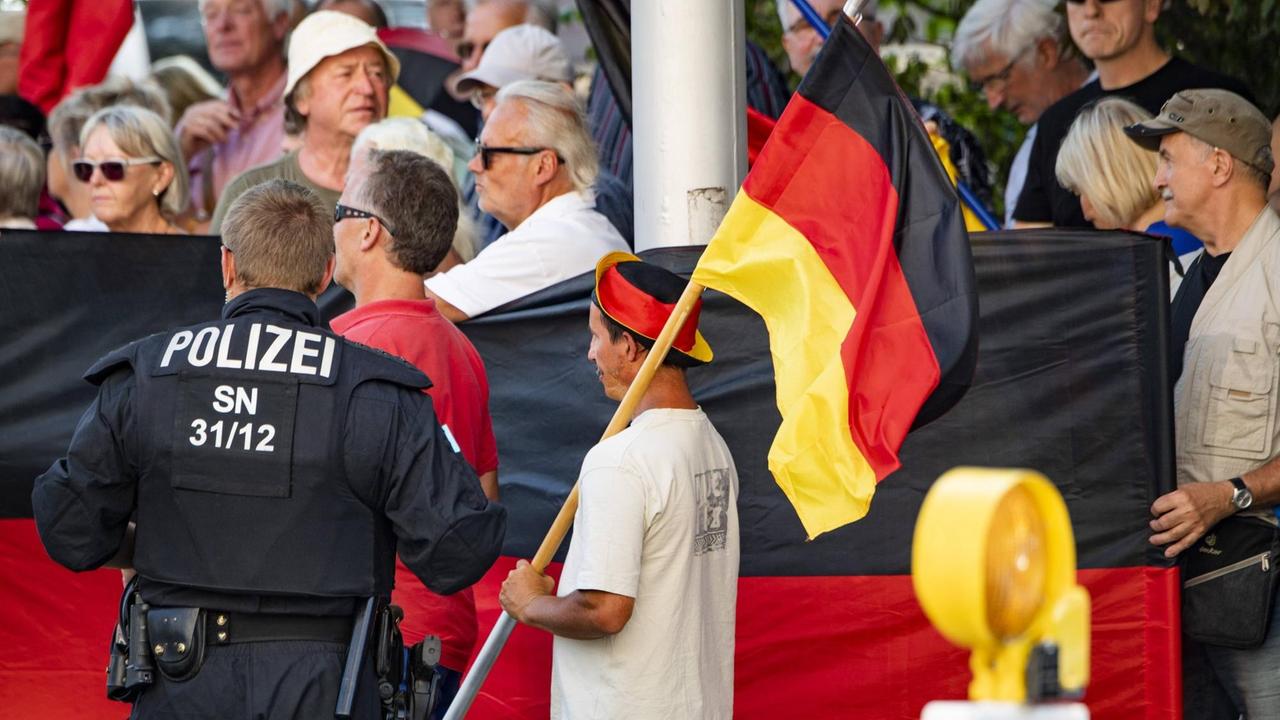 Anhänger von Pegida und AfD protestieren gegen den Besuch von Bundeskanzlerin Angela Merkel in Dresden Anhänger von Pegida und AfD protestieren gegen den Besuch von Bundeskanzlerin Angela Merkel in Dresden