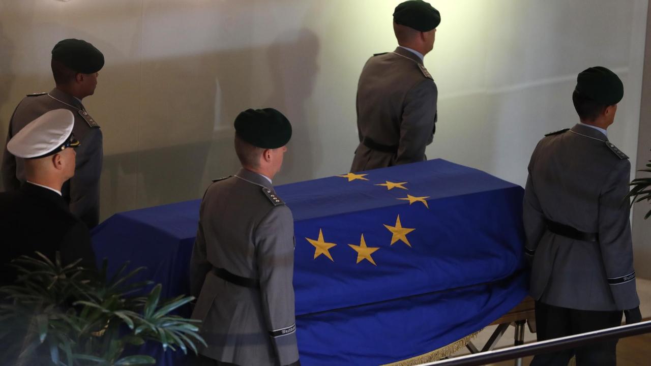Bundeswehrsoldaten tragen den Sarg Helmut Kohls am 1.7.2017 in das Europäische Parlament in Straßburg Bundeswehrsoldaten tragen den Sarg Helmut Kohls am 1.7.2017 in das Europäische Parlament in Straßburg