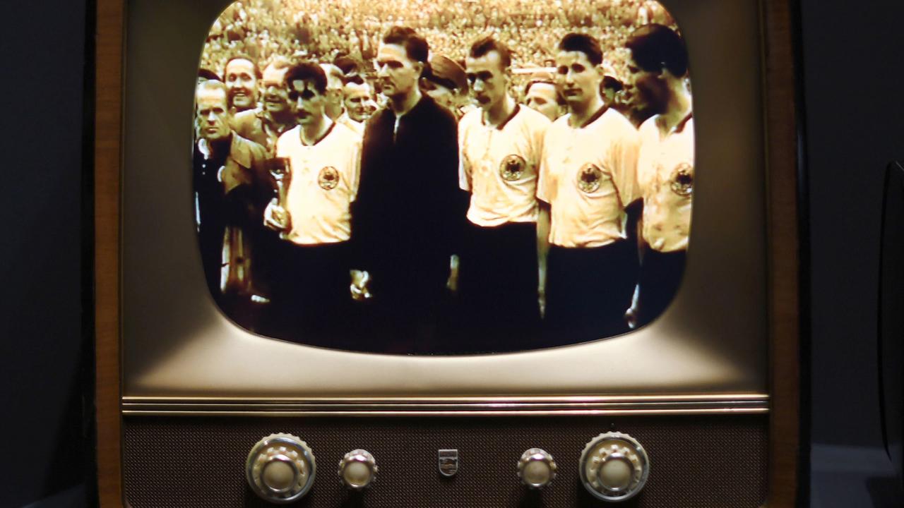 Ein alter Fernseher zeigt die deutsche Mannschaft im WM-Finale 1954 – zu sehen im Deutschen Fußballmuseum in Dortmund. Ein alter Fernseher zeigt die deutsche Mannschaft im WM-Finale 1954 – zu sehen im Deutschen Fußballmuseum in Dortmund.