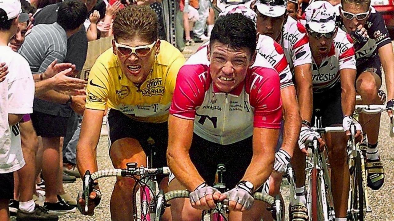 Neben seinem Teamkollegen Udo Bölts (rechts) fährt Jan Ullrich bei der Tour de France 1997 im Gelben Trikot des Gesamtführenden. Neben seinem Teamkollegen Udo Bölts (rechts) fährt Jan Ullrich bei der Tour de France 1997 im Gelben Trikot des Gesamtführenden.