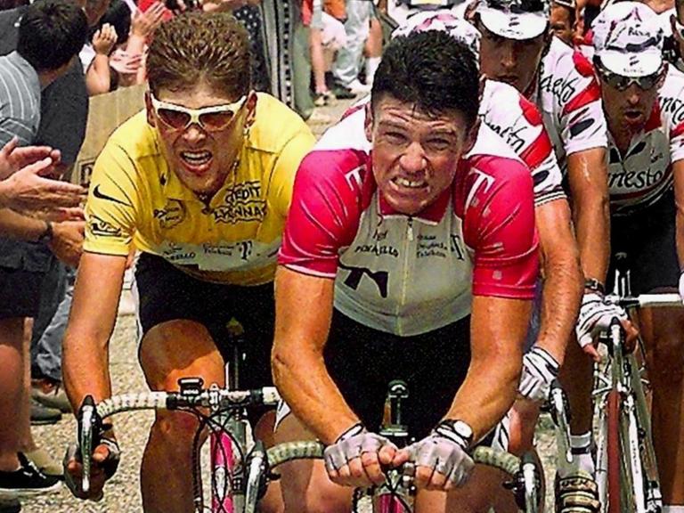 Neben seinem Teamkollegen Udo Bölts (rechts) fährt Jan Ullrich bei der Tour de France 1997 im Gelben Trikot des Gesamtführenden.