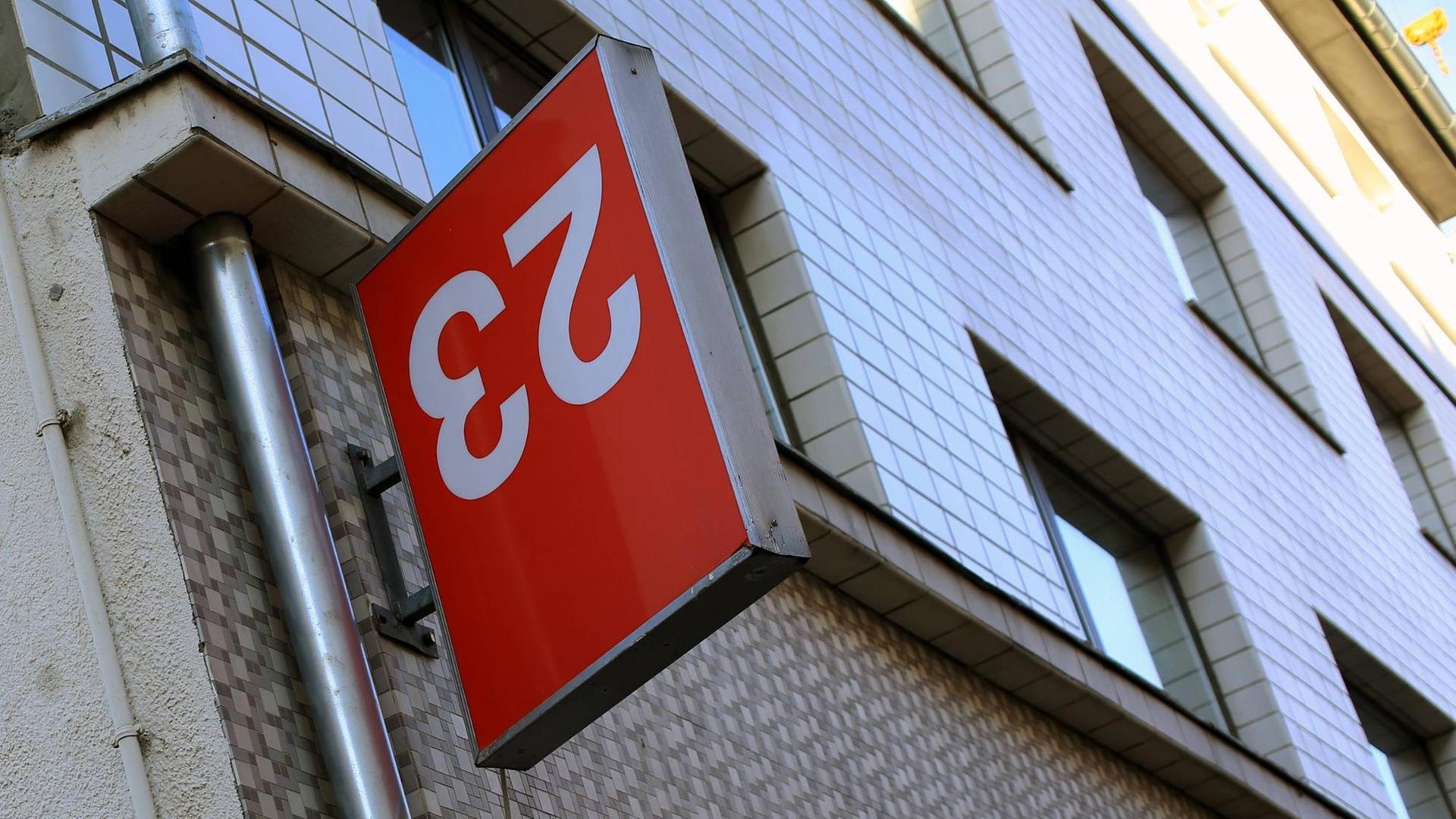 Eine umgedrehte Hausnummer 23 hängt an einer Hausfassade in Köln-Ehrenfeld. Die Dreiundzwanzig sowie ihre Quersumme 5 werden in Robert Anton Wilsons und Robert Sheas Romanreihe Illuminatus in einer selbst erdachten Numerologie als Zahlen des Unglücks, der Zerstörung sowie nicht zuletzt der Illuminaten bezeichnet. Eine umgedrehte Hausnummer 23 hängt an einer Hausfassade in Köln-Ehrenfeld. Die Dreiundzwanzig sowie ihre Quersumme 5 werden in Robert Anton Wilsons und Robert Sheas Romanreihe Illuminatus in einer selbst erdachten Numerologie als Zahlen des Unglücks, der Zerstörung sowie nicht zuletzt der Illuminaten bezeichnet.