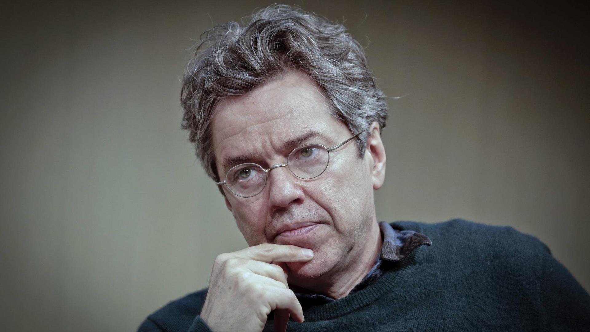 Der Regisseur Andres Veiel schaut nachdenklich. Der Regisseur Andres Veiel schaut nachdenklich.