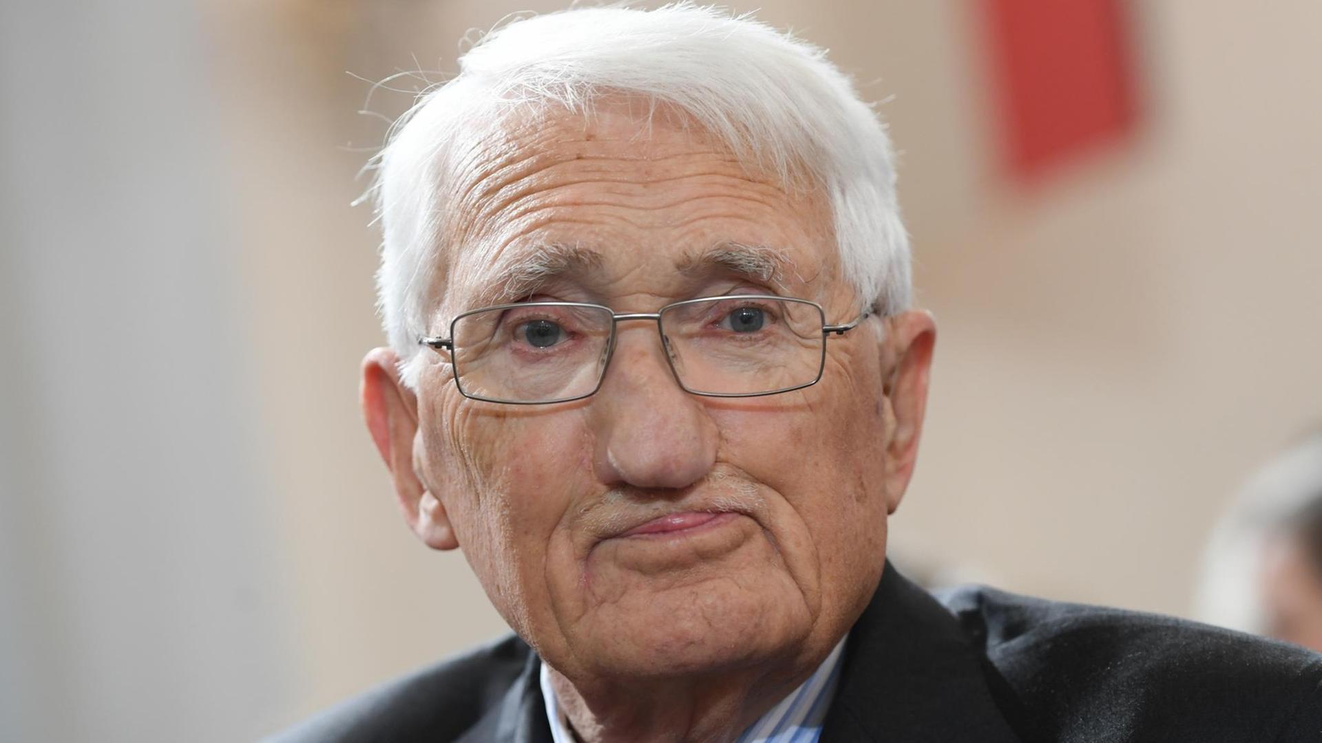 Der Soziologe und Philosoph Jürgen Habermas blickt am 23.10.2016 bei der Verleihung des Friedenspreises des Deutschen Buchhandels in der Paulskirche in Frankfurt am Main (Hessen) in die Kamera. Der Soziologe und Philosoph Jürgen Habermas blickt am 23.10.2016 bei der Verleihung des Friedenspreises des Deutschen Buchhandels in der Paulskirche in Frankfurt am Main (Hessen) in die Kamera.