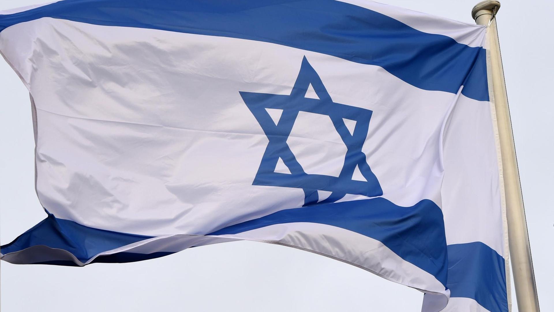 Die israelische Flagge weht im Wind. Die israelische Flagge weht im Wind.