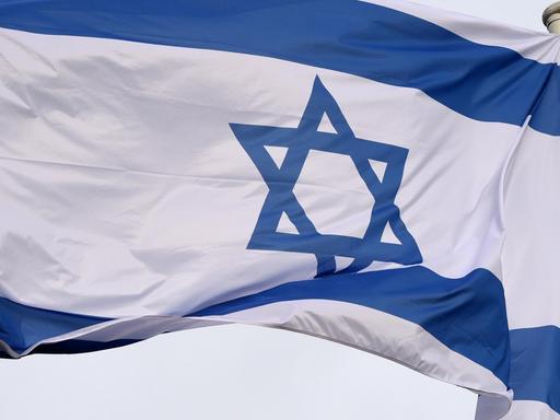 Die israelische Flagge weht im Wind.