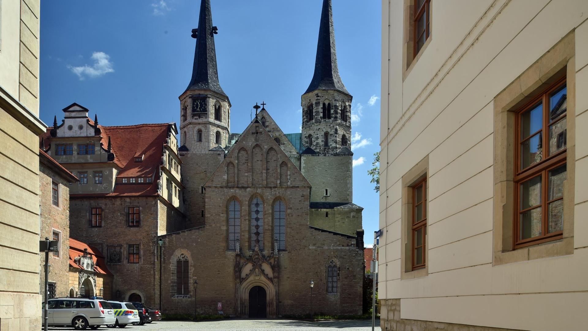 Markant ragen die Türme des Merseburger Doms am 13.05.2015 in den Himmel über Merseburg (Sachsen-Anhalt). Mit einer Sonderausstellung unter der Überschrift "1000 Jahre Kaiserdom Merseburg" feiern die Vereinigten Domstifter zu Merseburg und Naumburg das Jubiläum der Grundsteinlegung vor 1000 Jahren. Markant ragen die Türme des Merseburger Doms am 13.05.2015 in den Himmel über Merseburg (Sachsen-Anhalt). Mit einer Sonderausstellung unter der Überschrift "1000 Jahre Kaiserdom Merseburg" feiern die Vereinigten Domstifter zu Merseburg und Naumburg das Jubiläum der Grundsteinlegung vor 1000 Jahren.