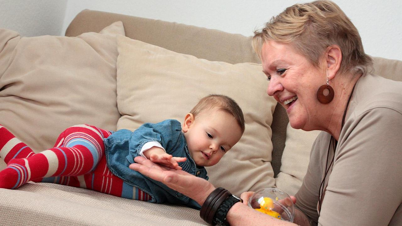 Eine ältere Frau spielt mit ihrer Enkeltochter. Eine ältere Frau spielt mit ihrer Enkeltochter.