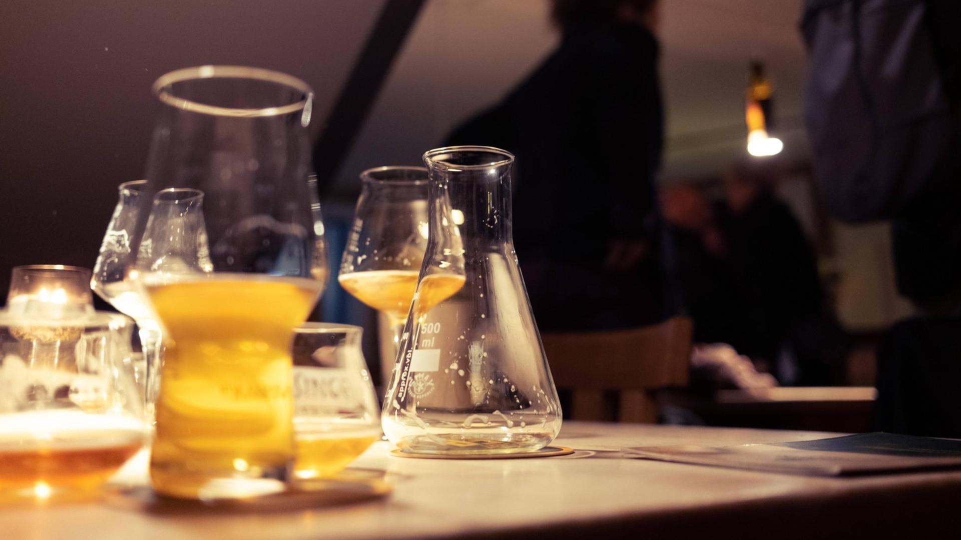 Auf einen Tisch in einen Restaurant stehen verschiedene leere Gläser. Auf einen Tisch in einen Restaurant stehen verschiedene leere Gläser.
