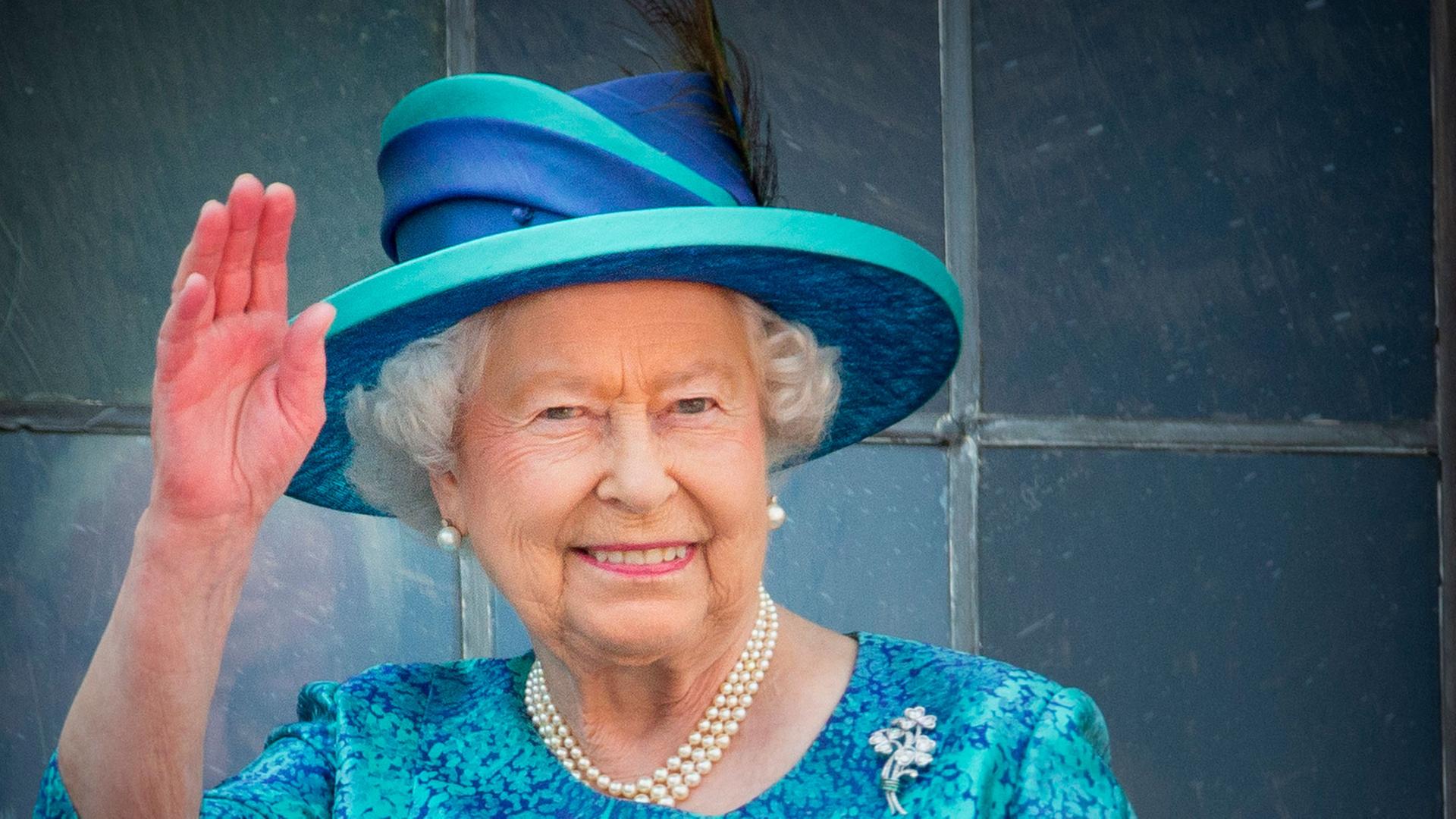 Queen Elizabeth II., aufgenommen am 26.6.2015 vor dem Frankfurter Rathaus während ihres Staatsbesuch in Deutschland Queen Elizabeth II., aufgenommen am 26.6.2015 vor dem Frankfurter Rathaus während ihres Staatsbesuch in Deutschland
