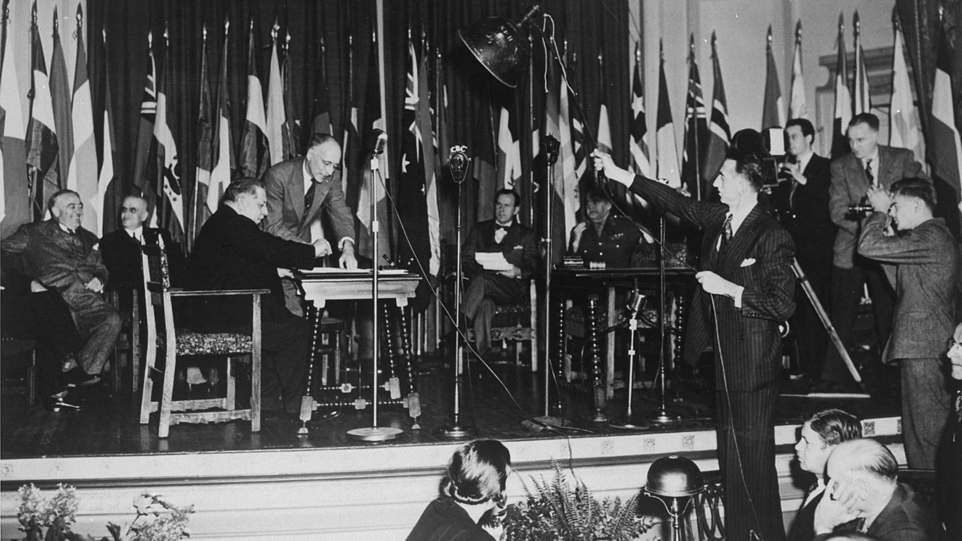 Ein schwarzweißes Foto zeigt die Gründung der Food and Agricultural Organization of the United Nations, kurz FAO, am 16. Oktober 1945 in Québec Kanada mit der Unterzeichnung der Gründungsurkunde durch Vertreter von meh als 20 Staaten. Ein schwarzweißes Foto zeigt die Gründung der Food and Agricultural Organization of the United Nations, kurz FAO, am 16. Oktober 1945 in Québec Kanada mit der Unterzeichnung der Gründungsurkunde durch Vertreter von meh als 20 Staaten.