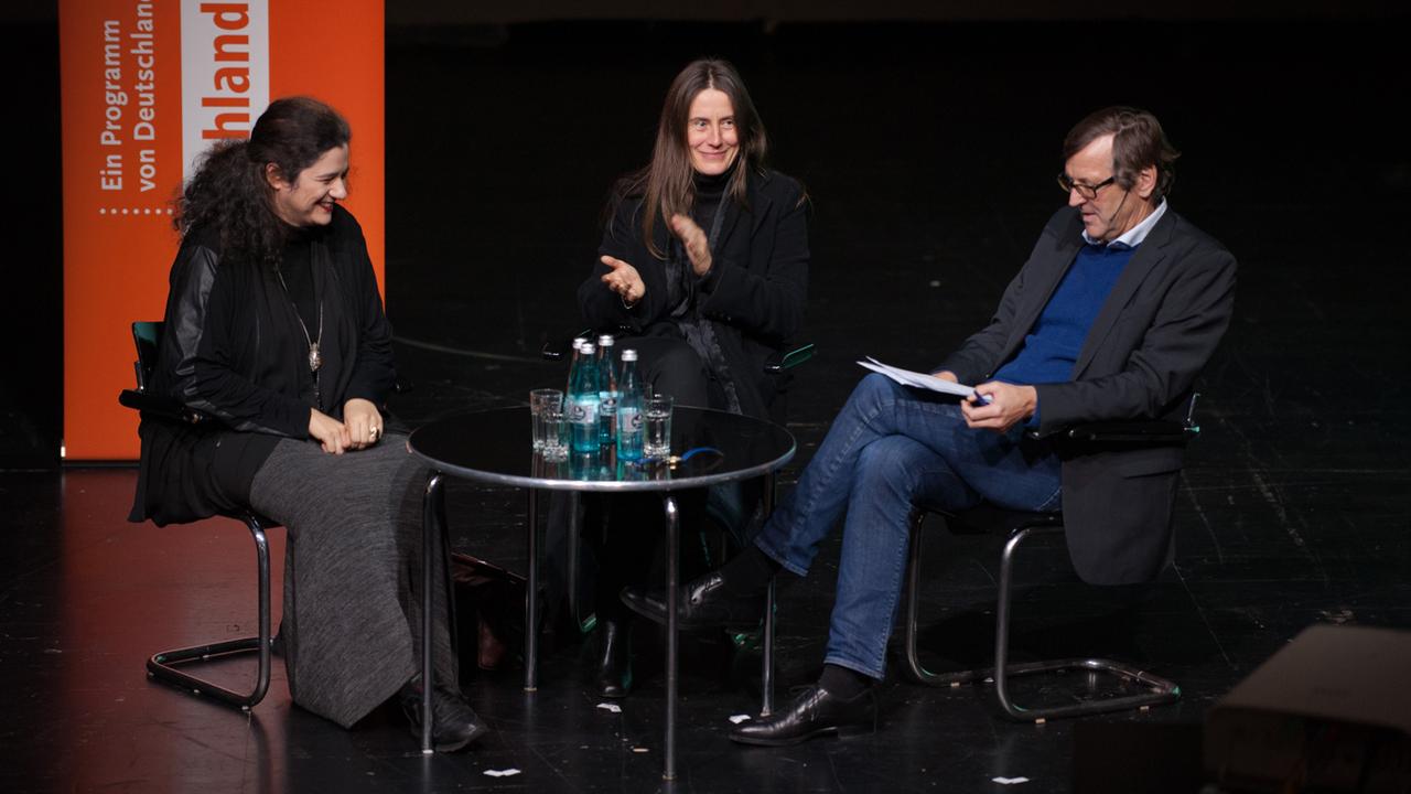Vera Nemirova (Regisseurin) und Andrea Moses (Regisseurin) im Gespräch mit Jürgen König (Deutschlandradio Kultur, Moderation) Vera Nemirova (Regisseurin) und Andrea Moses (Regisseurin) im Gespräch mit Jürgen König (Deutschlandradio Kultur, Moderation)