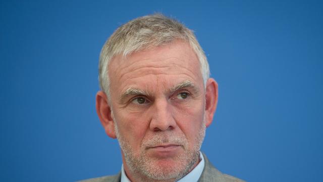 Der Präsident des Umweltbundesamtes, Jochen Flasbarth sitzt am 27.09.2013 bei der Vorstellung des 5. Weltklimaberichtes des Weltklimarates (IPCC) in der Bundespressekonferenz in Berlin.