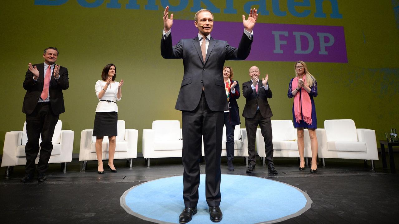 Christian Lindner, der Vorsitzende der FDP, winkt in Stuttgart im Opernhaus beim traditionellen Dreikönigstreffen der Partei nach seiner Rede ins Publikum. Im Hintergrund wird das neue Parteilogo präsentiert. Christian Lindner, der Vorsitzende der FDP, winkt in Stuttgart im Opernhaus beim traditionellen Dreikönigstreffen der Partei nach seiner Rede ins Publikum. Im Hintergrund wird das neue Parteilogo präsentiert.