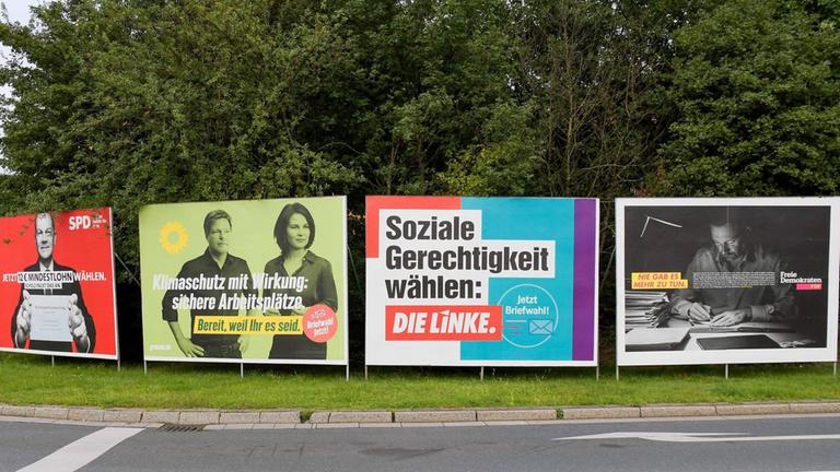 Wahlplakate von SPD, Grünen, Linken und FDP zur Bundestagswahl 2021 an einer Straße
