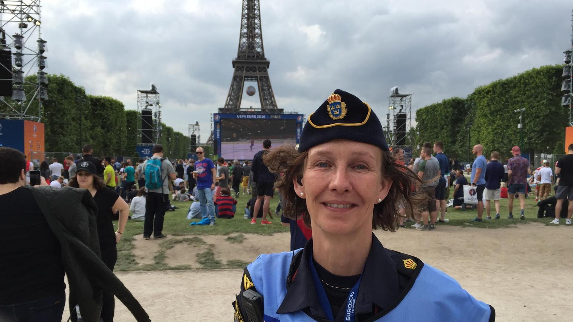 Die schwedische Polizistin Carolina Paasikivi ist während der Fußball-Europameisterschaft in Paris. Die schwedische Polizistin Carolina Paasikivi ist während der Fußball-Europameisterschaft in Paris.