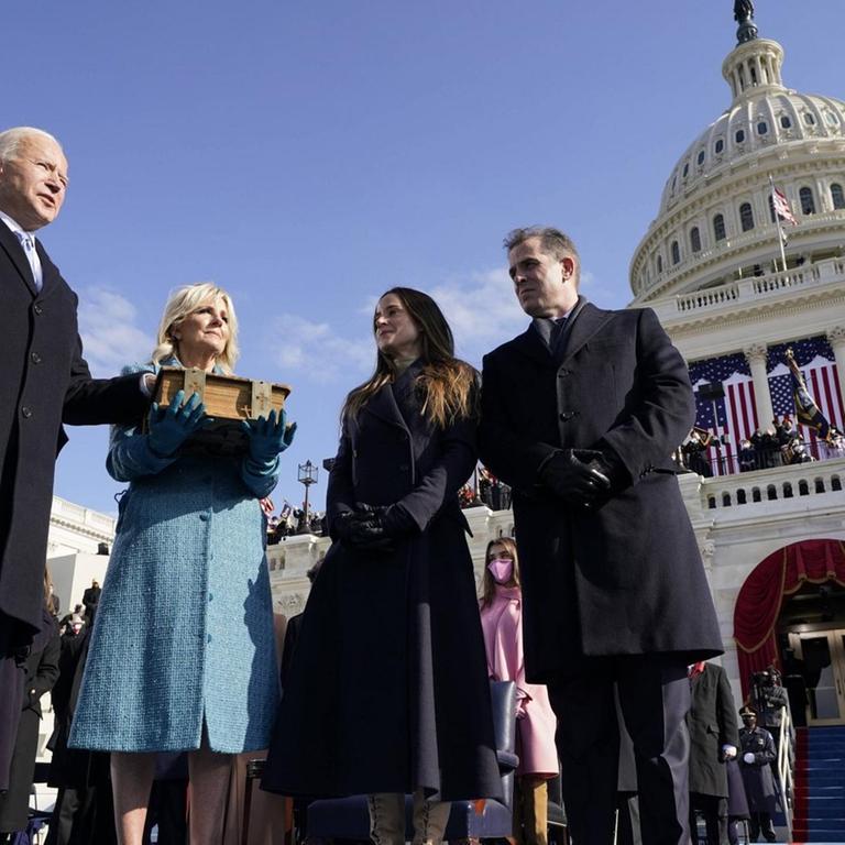 Joe Biden wird mit Hand auf der Bibel als 46. Präsident der USA vereidigt. Im Hintergrund ist das Capitol zu sehen.