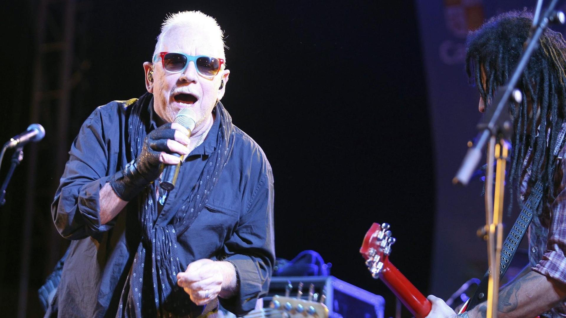 Eric Burdon 2013 mit seiner Band "The Animals" beim Bejar Blues Festival in Spanien. Eric Burdon 2013 mit seiner Band "The Animals" beim Bejar Blues Festival in Spanien.