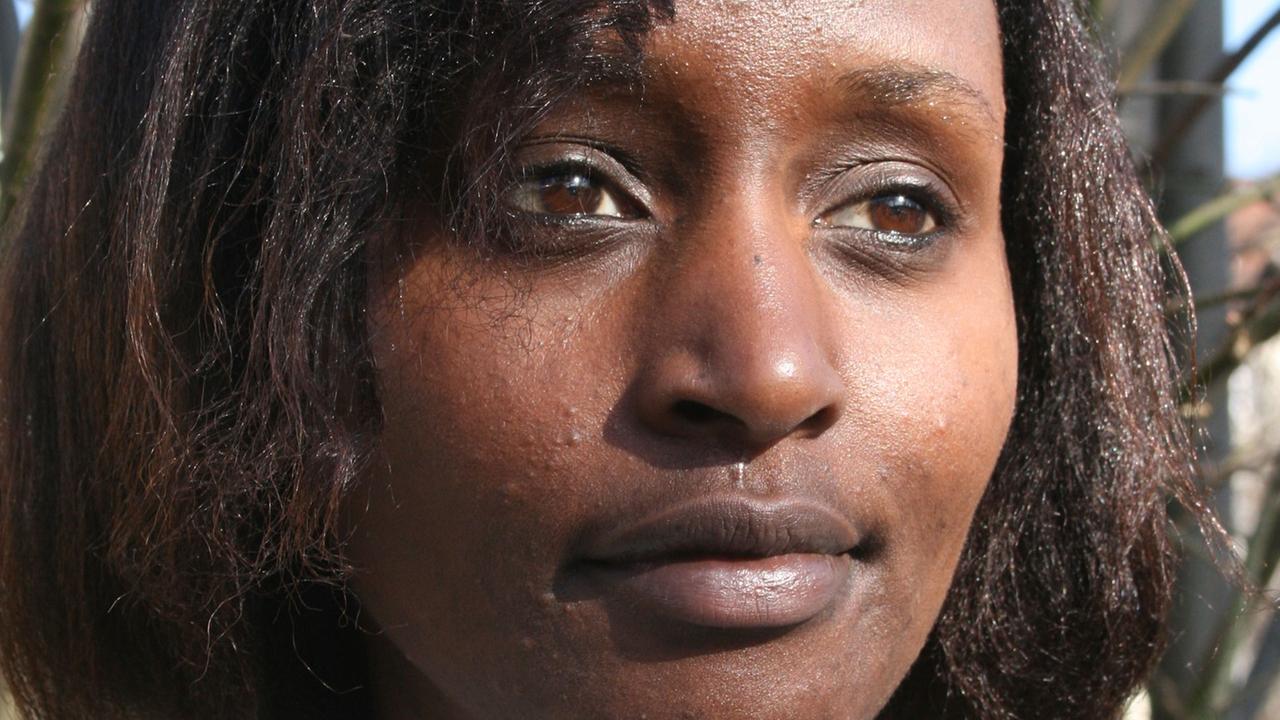 Arlette-Louise Ndakoze, 1983 in Burundi geboren – mit einem ruandesischen Pass, studierte Frankreichwissenschaften in Berlin und Ruanda und arbeitet derzeit als freie Journalistin für Deutschlandradio und den Berliner Radiosender 88,4. Arlette-Louise Ndakoze, 1983 in Burundi geboren – mit einem ruandesischen Pass, studierte Frankreichwissenschaften in Berlin und Ruanda und arbeitet derzeit als freie Journalistin für Deutschlandradio und den Berliner Radiosender 88,4.