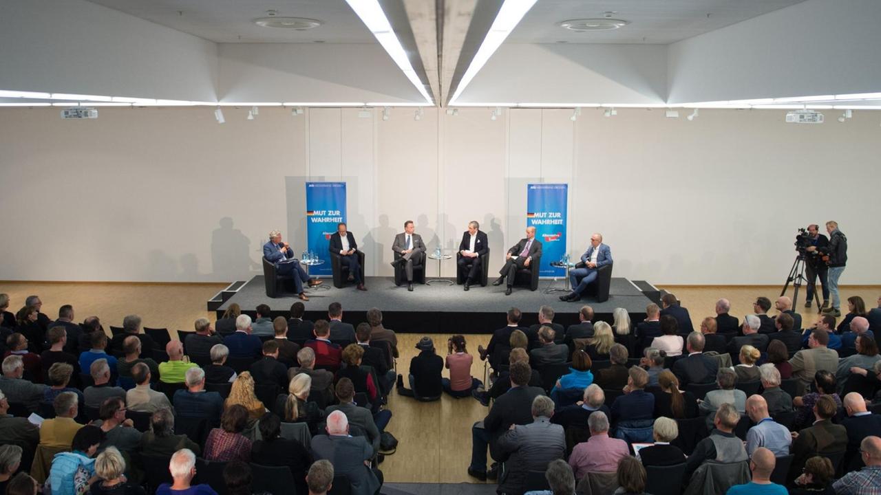 25.10.2018, Sachsen, Dresden: Peter Frey (l-r), ZDF-Chefredakteur, Kai Gniffke, Chefredakteur von ARD-aktuell, die Moderatoren Klaus Kelle und Andreas Lombard sowie der AfD-Politiker Nicolaus Fest und der Autor Michael Klonovsky sitzen anlässlich der AfD-Podiumsdiskussion zum Thema «Medien und Meinung» in der Messe Dresden auf ihren Plätzen. Die Diskussionsrunde will das Verhältnis zwischen der AfD und größeren Teilen der deutschen Medienlandschaft erörtern sowie mögliche Szenarien für die Zukunft beleuchten. 25.10.2018, Sachsen, Dresden: Peter Frey (l-r), ZDF-Chefredakteur, Kai Gniffke, Chefredakteur von ARD-aktuell, die Moderatoren Klaus Kelle und Andreas Lombard sowie der AfD-Politiker Nicolaus Fest und der Autor Michael Klonovsky sitzen anlässlich der AfD-Podiumsdiskussion zum Thema «Medien und Meinung» in der Messe Dresden auf ihren Plätzen. Die Diskussionsrunde will das Verhältnis zwischen der AfD und größeren Teilen der deutschen Medienlandschaft erörtern sowie mögliche Szenarien für die Zukunft beleuchten.