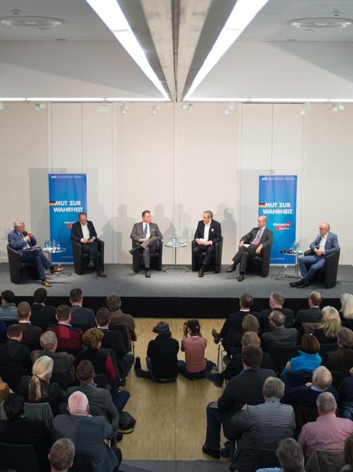 25.10.2018, Sachsen, Dresden: Peter Frey (l-r), ZDF-Chefredakteur, Kai Gniffke, Chefredakteur von ARD-aktuell, die Moderatoren Klaus Kelle und Andreas Lombard sowie der AfD-Politiker Nicolaus Fest und der Autor Michael Klonovsky sitzen anlässlich der AfD-Podiumsdiskussion zum Thema «Medien und Meinung» in der Messe Dresden auf ihren Plätzen. Die Diskussionsrunde will das Verhältnis zwischen der AfD und größeren Teilen der deutschen Medienlandschaft erörtern sowie mögliche Szenarien für die Zukunft beleuchten.