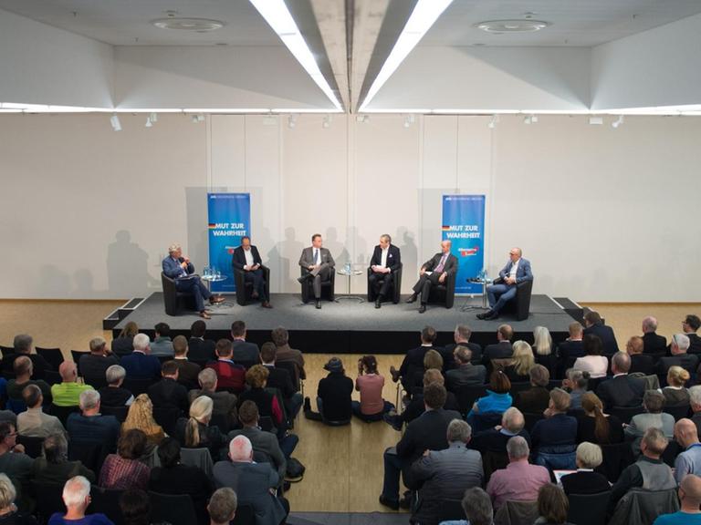 25.10.2018, Sachsen, Dresden: Peter Frey (l-r), ZDF-Chefredakteur, Kai Gniffke, Chefredakteur von ARD-aktuell, die Moderatoren Klaus Kelle und Andreas Lombard sowie der AfD-Politiker Nicolaus Fest und der Autor Michael Klonovsky sitzen anlässlich der AfD-Podiumsdiskussion zum Thema «Medien und Meinung» in der Messe Dresden auf ihren Plätzen. Die Diskussionsrunde will das Verhältnis zwischen der AfD und größeren Teilen der deutschen Medienlandschaft erörtern sowie mögliche Szenarien für die Zukunft beleuchten.