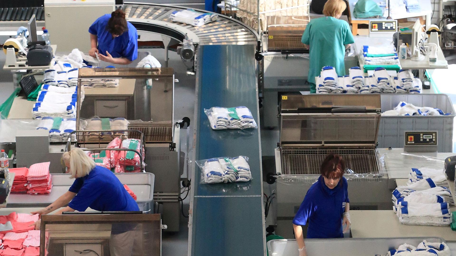 Fließbandarbeit in einer Großwäscherei. Fließbandarbeit in einer Großwäscherei.