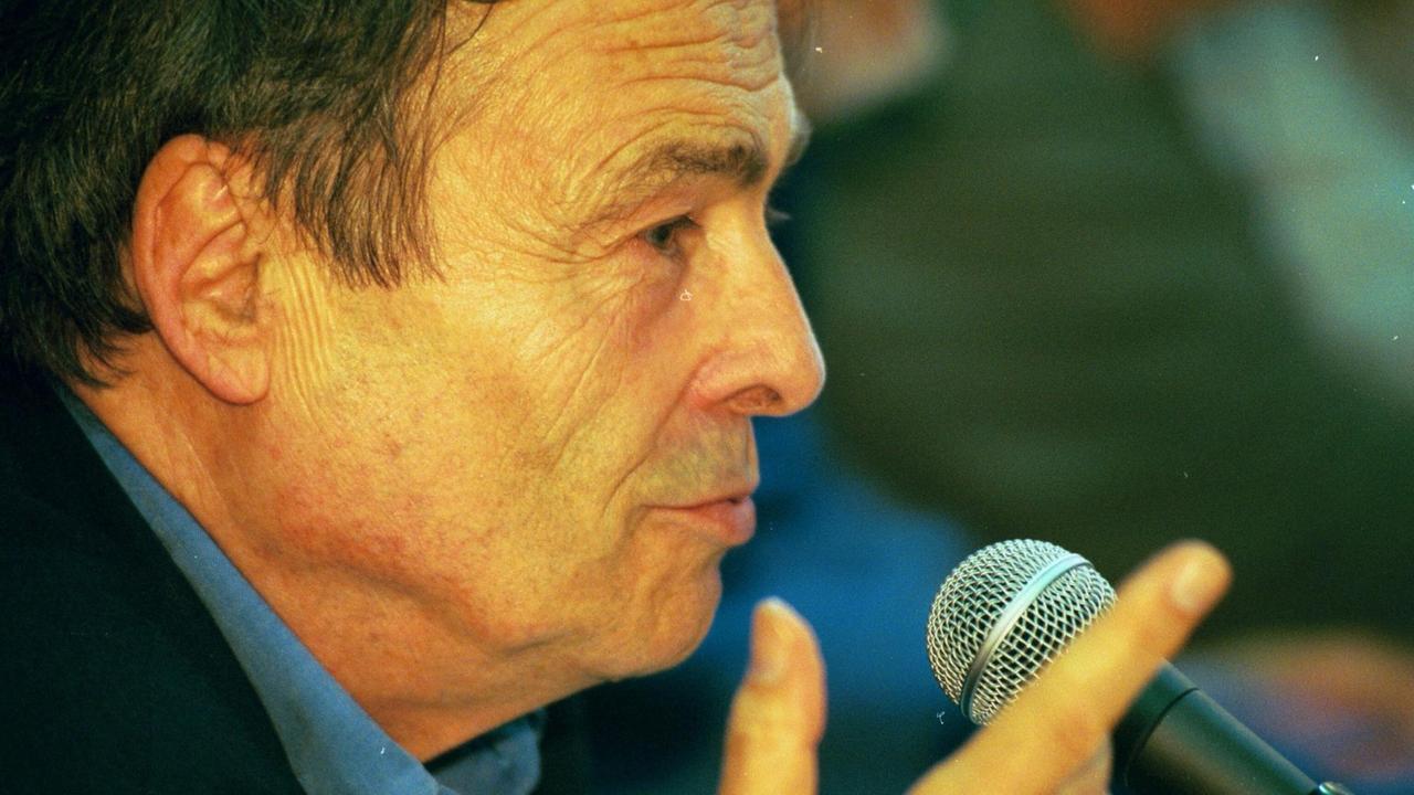 Lesung von dem Soziologen und Philosophen Pierre Bourdieu im Audimax der Humboldt-Universität. Lesung von dem Soziologen und Philosophen Pierre Bourdieu im Audimax der Humboldt-Universität.