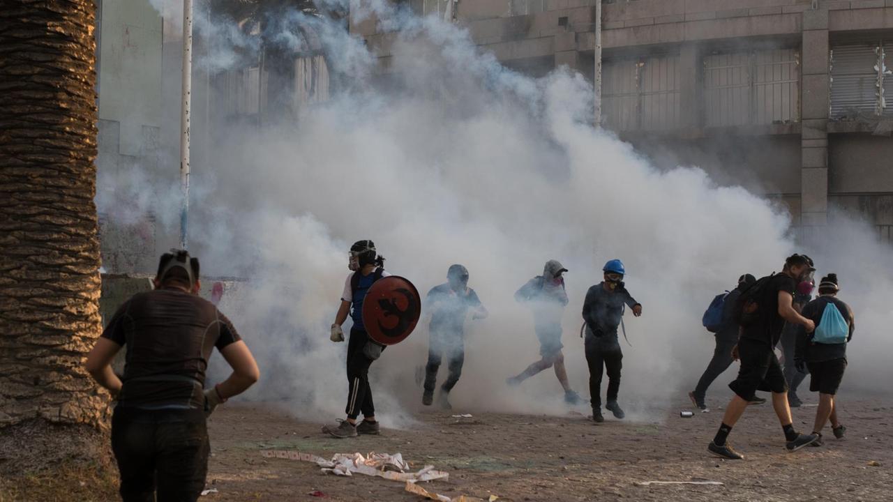Sicherheitskräfte gehen gegen Demonstranten bei Protesten in Santiago de Chile vor. Sicherheitskräfte gehen gegen Demonstranten bei Protesten in Santiago de Chile vor.