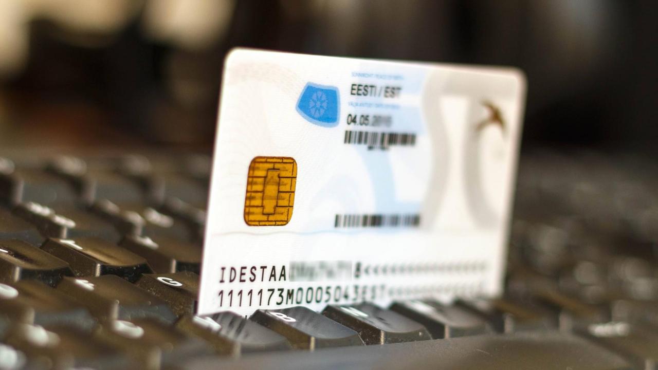 Eine estnische Ausweiskarte steckt zwischen den Zeilen einer Computertastatur. Eine estnische Ausweiskarte steckt zwischen den Zeilen einer Computertastatur.