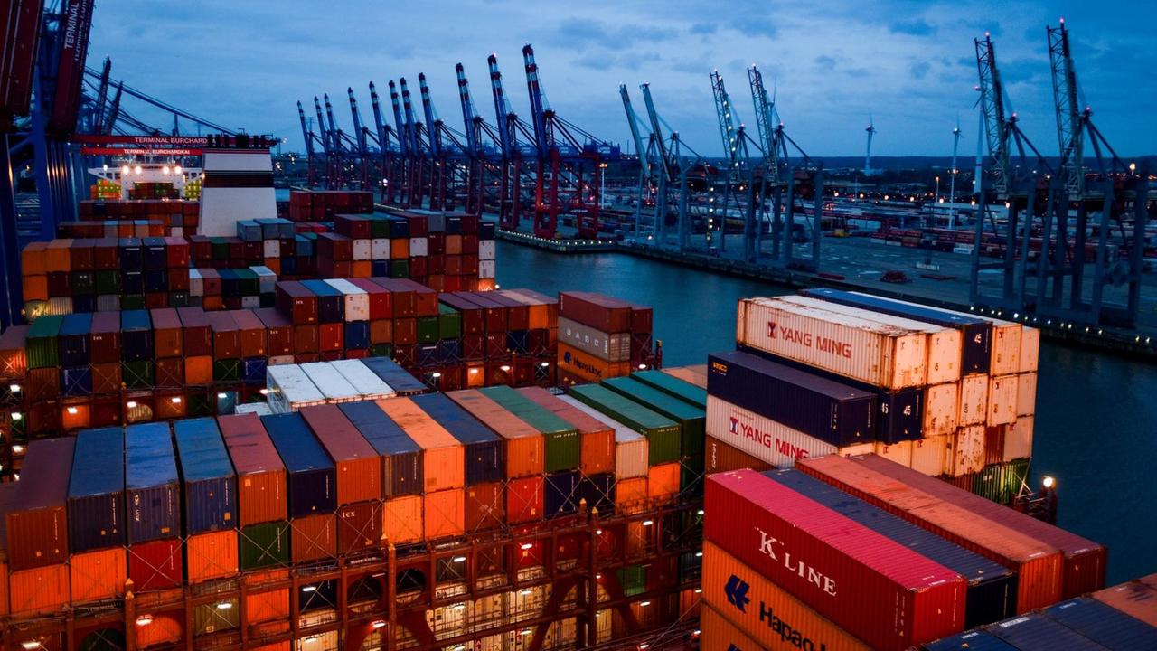 Container stapeln sich in Hamburg am Burchardkai auf dem Deck der eines Frachters