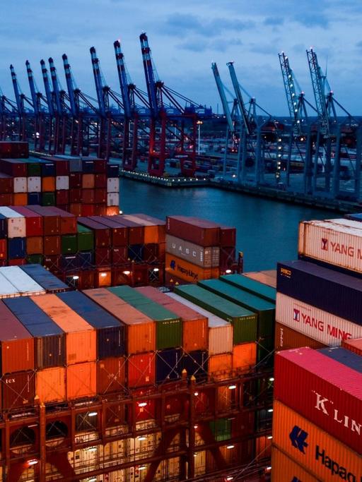 Container stapeln sich in Hamburg am Burchardkai auf dem Deck der eines Frachters
