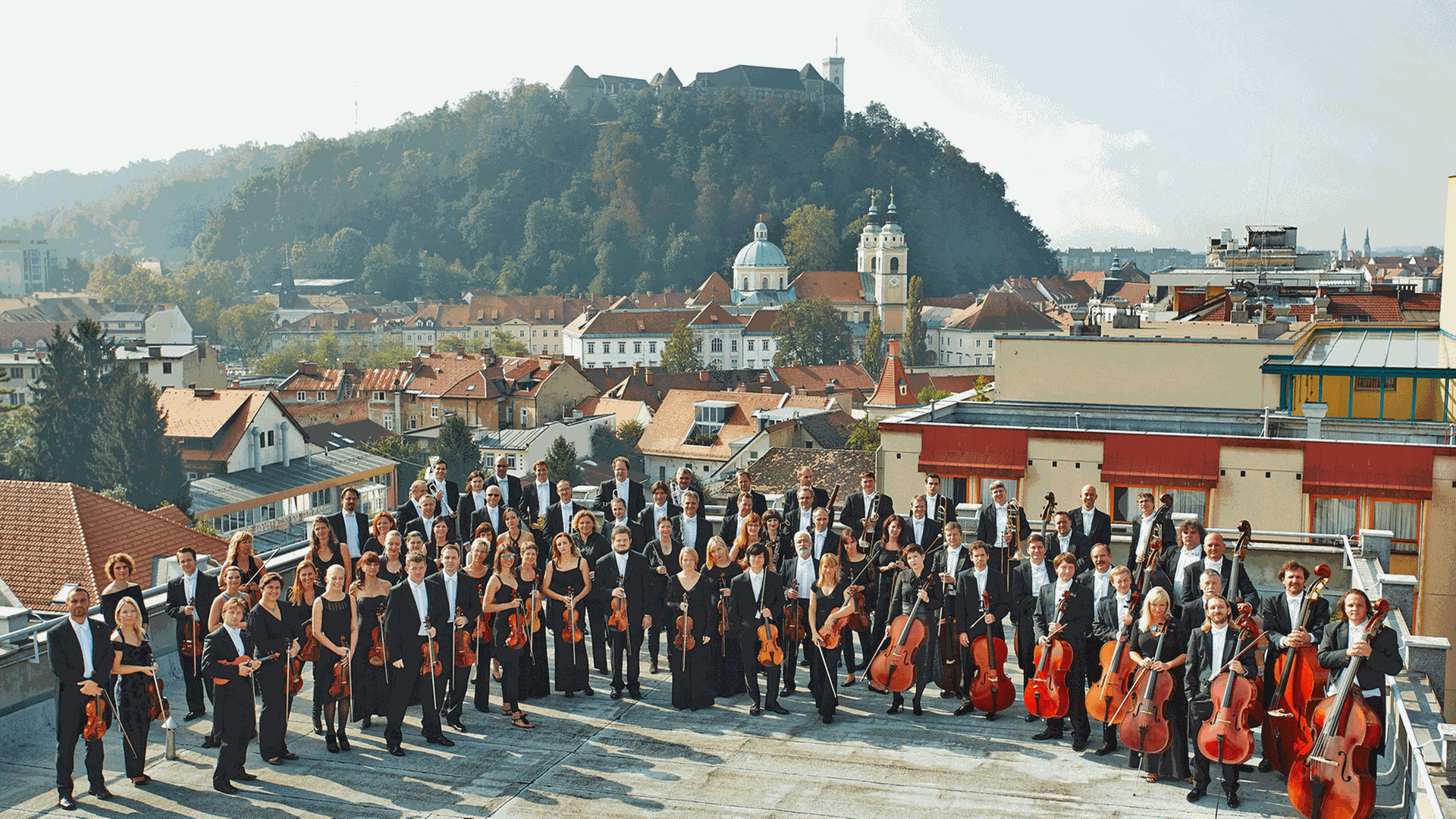 Das Slowenische RTV Symphonie-Orchester vor der Stadtsilhouette von Ljubljana Das Slowenische RTV Symphonie-Orchester vor der Stadtsilhouette von Ljubljana