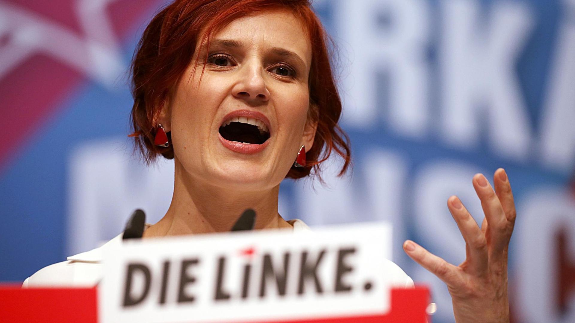 22.02.2019, Nordrhein-Westfalen, Bonn: Katja Kipping, Vorsitzende der Partei Die Linke, spricht auf dem Parteitag. Die Partei Die Linke trifft sich vom 22. bis zum 24.02.2019 zu einem Bundesparteitag in Bonn, um über ihr Programm für die Europawahl im Mai zu diskutieren. 22.02.2019, Nordrhein-Westfalen, Bonn: Katja Kipping, Vorsitzende der Partei Die Linke, spricht auf dem Parteitag. Die Partei Die Linke trifft sich vom 22. bis zum 24.02.2019 zu einem Bundesparteitag in Bonn, um über ihr Programm für die Europawahl im Mai zu diskutieren.