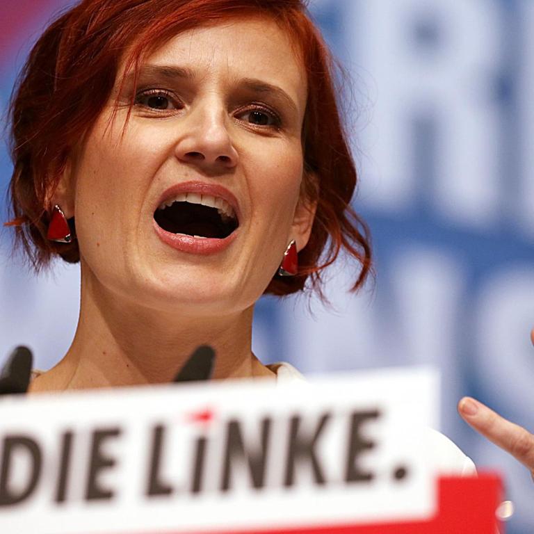22.02.2019, Nordrhein-Westfalen, Bonn: Katja Kipping, Vorsitzende der Partei Die Linke, spricht auf dem Parteitag. Die Partei Die Linke trifft sich vom 22. bis zum 24.02.2019 zu einem Bundesparteitag in Bonn, um über ihr Programm für die Europawahl im Mai zu diskutieren. 
