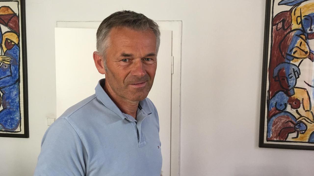 Der Wirtschaftsreferent der Stadt Passau, Werner Lang, blickt in die Kamera. Er trägt ein hellblaues Polohemd. Der Wirtschaftsreferent der Stadt Passau, Werner Lang, blickt in die Kamera. Er trägt ein hellblaues Polohemd.