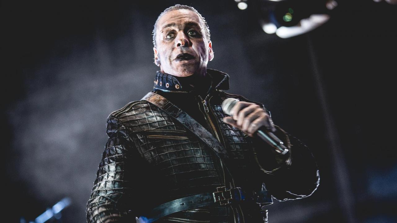 Rammstein-Sänger Till Lindemann auf der Bühne Rammstein-Sänger Till Lindemann auf der Bühne