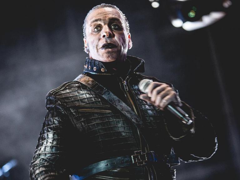 Rammstein-Sänger Till Lindemann auf der Bühne