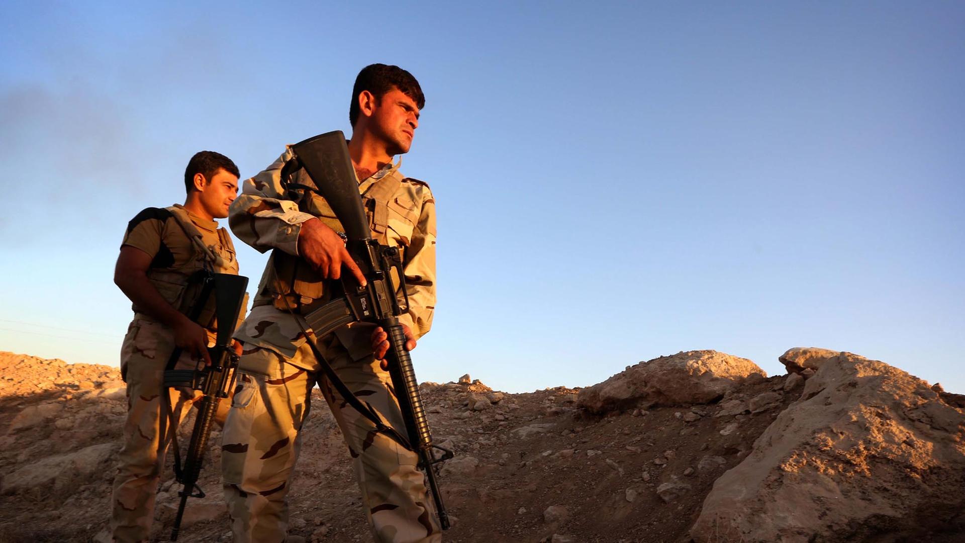 Kurdische Peschmerga-Kämpfer nahe der Front bei Makhmur, 280 Kilometer nördlich von Bagdad. Kurdische Peschmerga-Kämpfer nahe der Front bei Makhmur, 280 Kilometer nördlich von Bagdad.