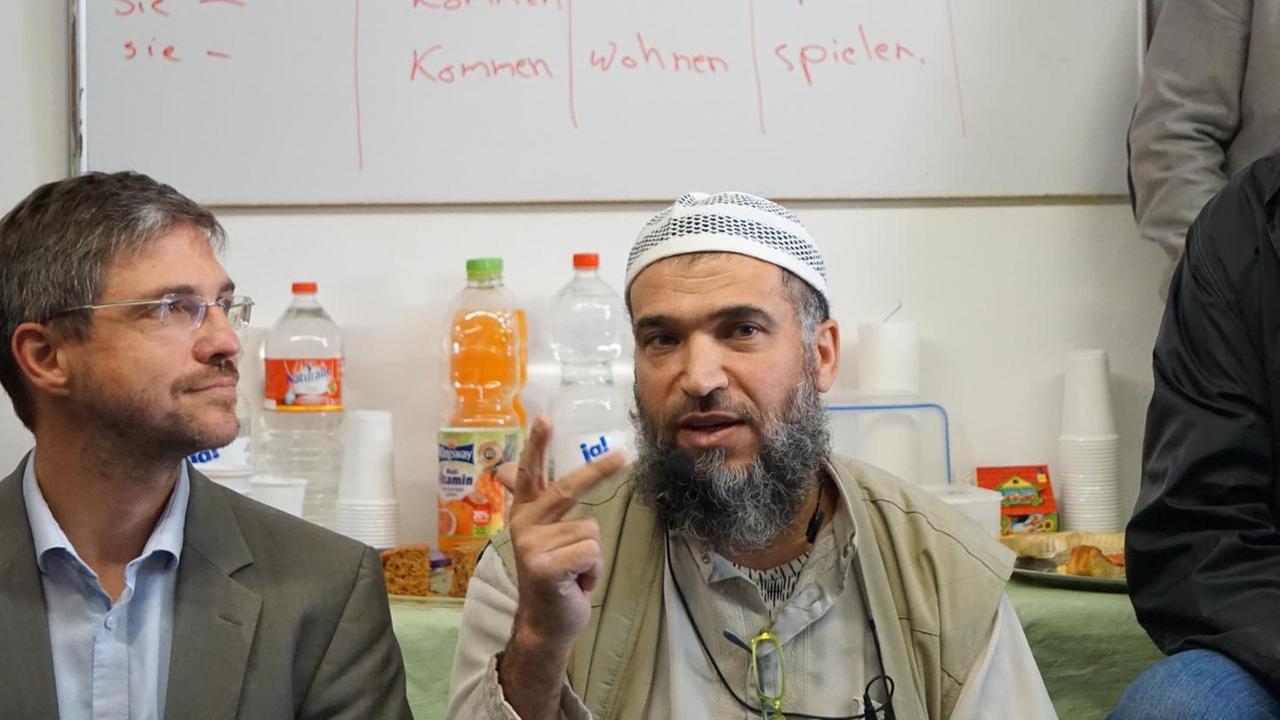 "Tag der offenen Moschee" in Potsdam: Iman Kamal Abdallah spricht mit Besuchern