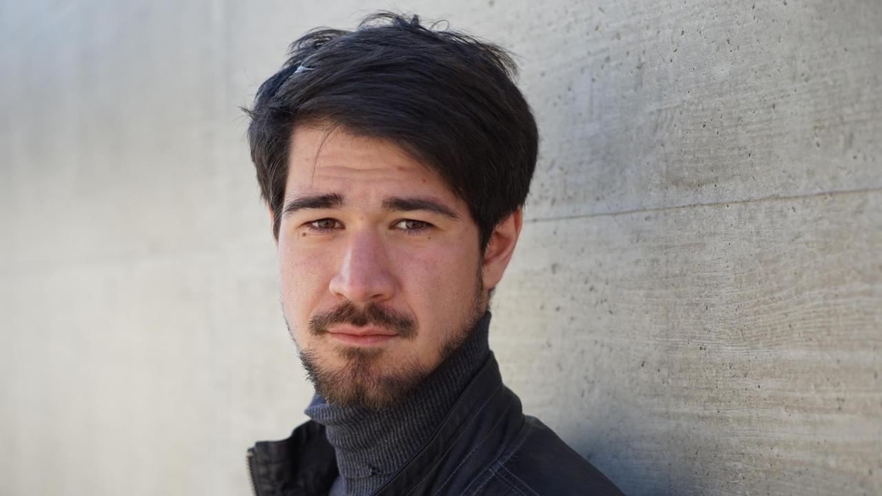 Porträt von Literaturwissenschaftler Simon Sahner. Porträt von Literaturwissenschaftler Simon Sahner.