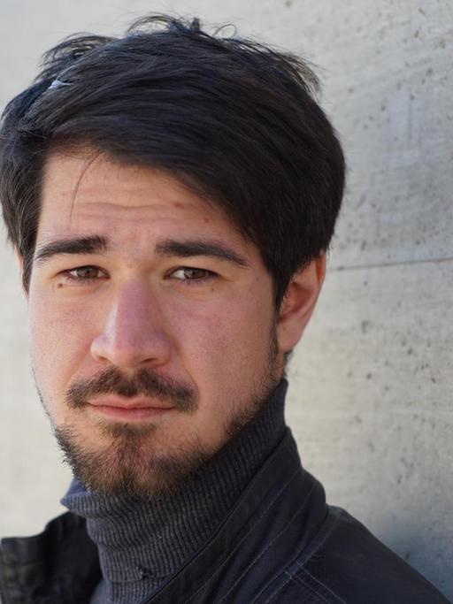 Porträt von Literaturwissenschaftler Simon Sahner.