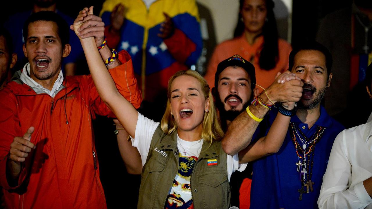 Die Frau des inhaftierten Oppositionsführers Leopoldo López, Lilian Tintori, zwischen politischen Anhängern Die Frau des inhaftierten Oppositionsführers Leopoldo López, Lilian Tintori, zwischen politischen Anhängern