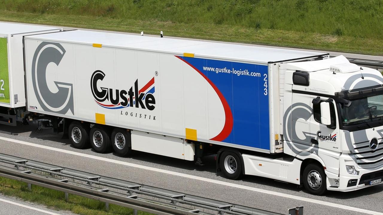 Ein Gigaliner ("Lang-LKW") der Spedition Gustke startet am 20.05.2015 in Rostock (Mecklenburg-Vorpommern) zu seiner ersten offiziellen Fahrt nach Hamburg. Gigaliner haben eine Gesamtlänge von bis zu 25,25 Metern mit einem zulässigen Gesamtgewicht von 40 Tonnen und sind damit 6,50 Meter länger als ein herkömmlicher Lkw. Diese Fahrzeuge dürfen nur mit Sondergenehmigungen zum Einsatz kommen. Foto: Bernd Wüstneck/dpa Ein Gigaliner ("Lang-LKW") der Spedition Gustke startet am 20.05.2015 in Rostock (Mecklenburg-Vorpommern) zu seiner ersten offiziellen Fahrt nach Hamburg. Gigaliner haben eine Gesamtlänge von bis zu 25,25 Metern mit einem zulässigen Gesamtgewicht von 40 Tonnen und sind damit 6,50 Meter länger als ein herkömmlicher Lkw. Diese Fahrzeuge dürfen nur mit Sondergenehmigungen zum Einsatz kommen. Foto: Bernd Wüstneck/dpa